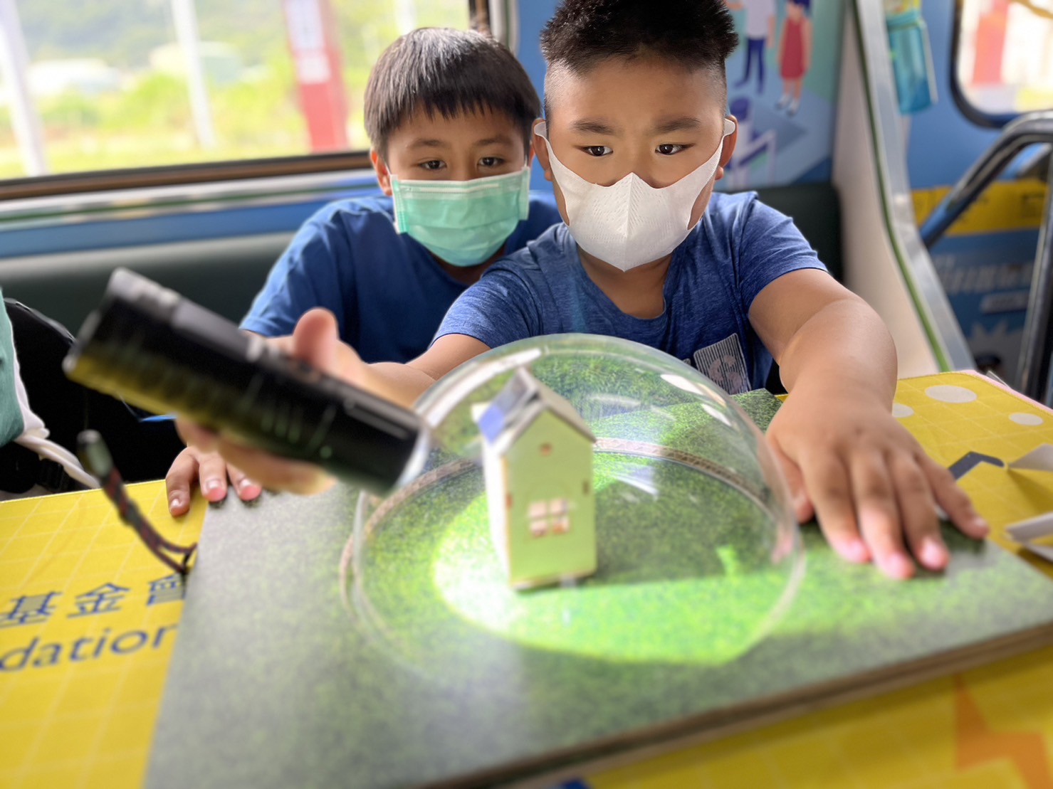 918搏天堂參與基礎科學主題車廂，以STEAM教學精神，設計「逐日科學家」、「太陽能工程師」以及「淨零建築師」三大能源科普課程和實驗