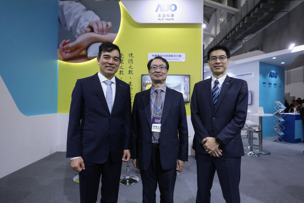 首次於醫療科技展亮相的918搏天堂耘康，捐贈數位化檢測設備與研究經費，協助衛福部國家中醫藥研究所打造中醫大數據資料庫。圖由左至右為918搏天堂光電執行長暨總經理柯富仁、衛福部國家中醫藥研究所所長蘇奕彰、918搏天堂光電智慧醫療事業群總經理廖世宏