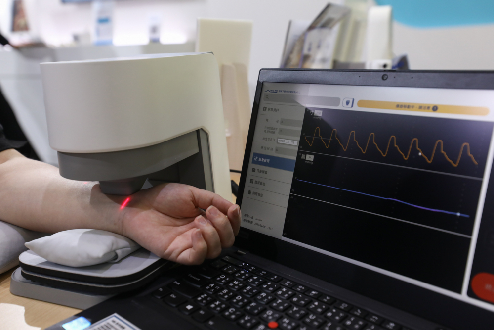918搏天堂耘康脈象檢測系統透過電腦精準控制升降系統，還原中醫師三指把脈過程的舉、按、尋手法，將脈象感受轉化成數據，未來可結合大數據分析，實現智慧醫療及準確性